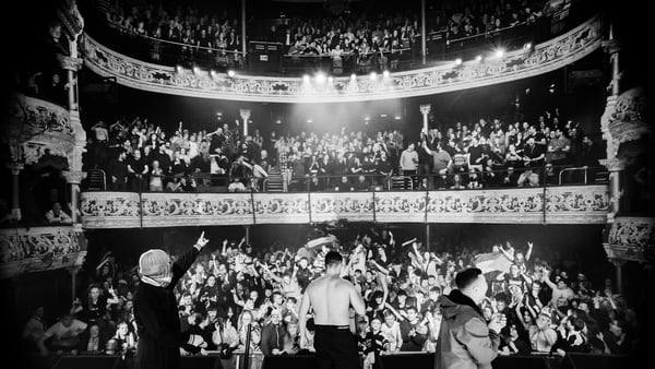 Kneecap dá smasháil don slua dílis. [Pic: Peadar Ó Goill]