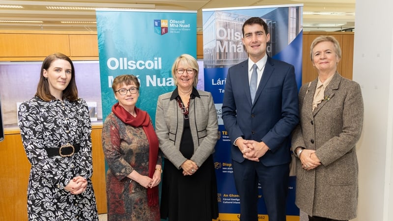 Aoife Ní Ghloinn agus Siuán Ní Mhaonaigh, Stiúrthóir TEG; an tOllamh Eeva Leinonen, Uachtarán Ollscoil Mhá Nuad, Jack Chambers, Aire Stáit Gaeltachta ag an am, agus Anna Ní Ghallachair, iar-Stiúrthóir Lárionad na Gaeilge, DF 2022 [Pic: Seán Ó Mainnín]