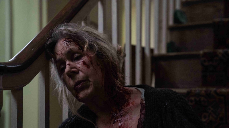 Bríd Ní Neachtain, mar Peig, ag strachailt le uamhan sráide.