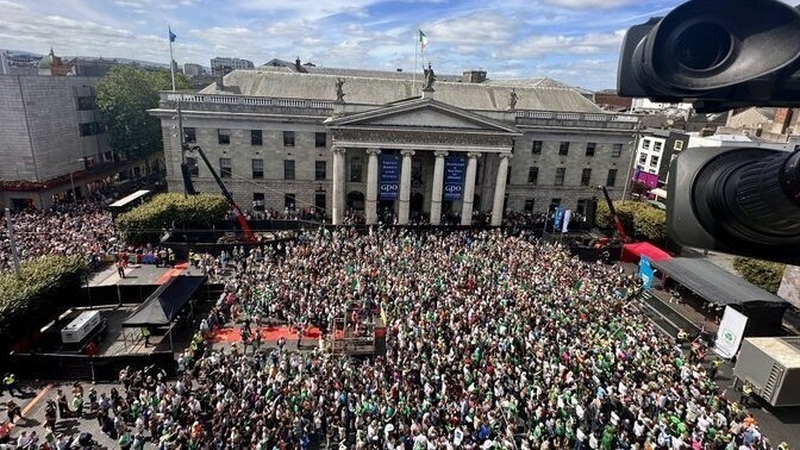 A view of the crowd gathered outside the GPO on O'Connell Street