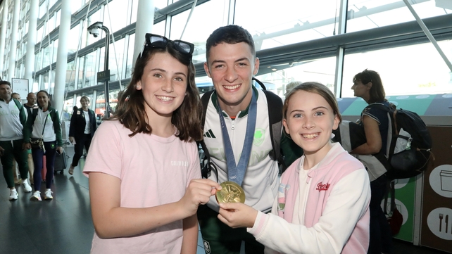 Aoife Cullen, 11, and Sophie Cullen, nine, from Donegal with Rhys McClenaghan (Pic: RollingNews.ie)