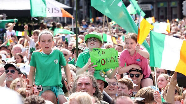 Fans wait on O'Connell Street for Team Ireland to arrive (Pic: RollingNews.ie)