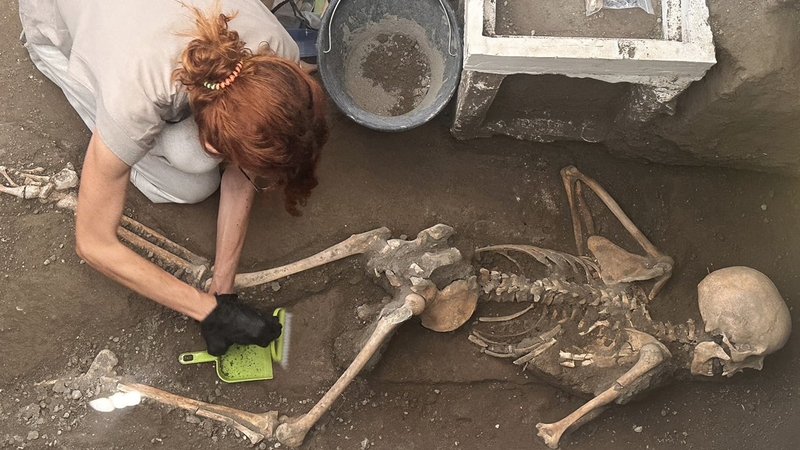 Archaeologists found the skeletons of a man and a woman in a small makeshift bedroom (Photo: Ministero della Cultura)