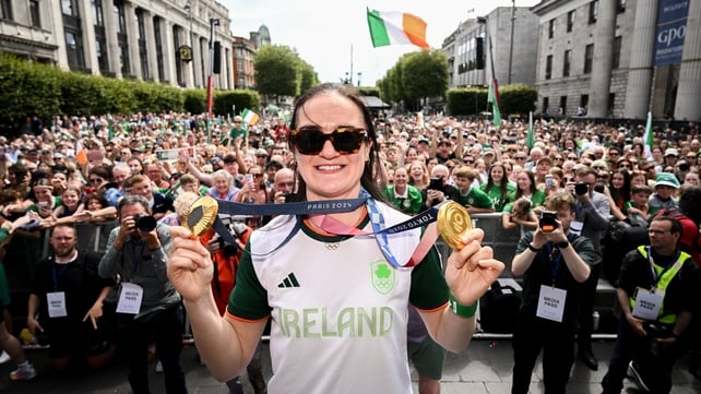 Kellie Harrington shows off her gold medals from Tokyo and Paris in front of thousands of fans