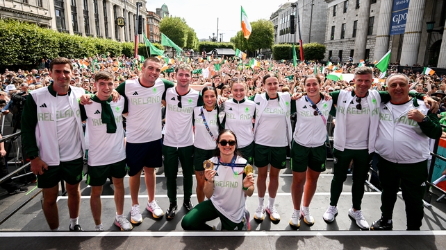 Kellie Harrington shows her gold medal alongside the Team Ireland boxing team