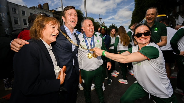 Kellie Harrington, right, with Olympic Federation of Ireland commercial director Catherine Tiernan (L), Lord Mayor of Dublin James Geoghegan and Team Ireland boxing head coach Zaur Antia