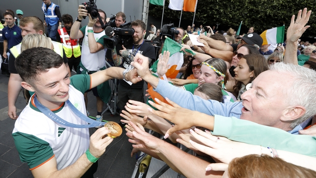 Gymnast Rhys McClenaghan showing fans his gold medal on O'Connell Street (Pic: RollingNews.ie)