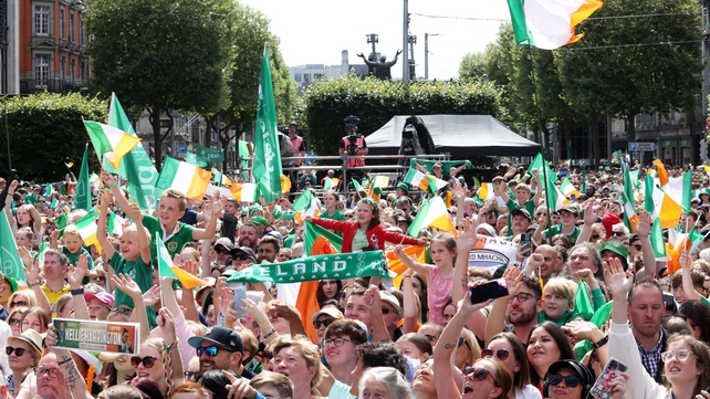 Crowds gather to welcome Team Ireland on O'Connell Street (pic: RollingNews.ie)