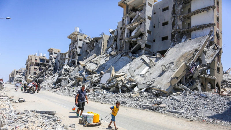 Palestinians in Khan Yunis migrating to safer areas with their belongings