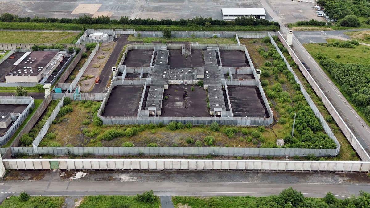 Eoghan Mac Cormaic : Údar an leabhair ‘Beart le Briathar,’ fear é féin a chaith tréimhse mar phríosúnach sa gCeis Fhada.                    