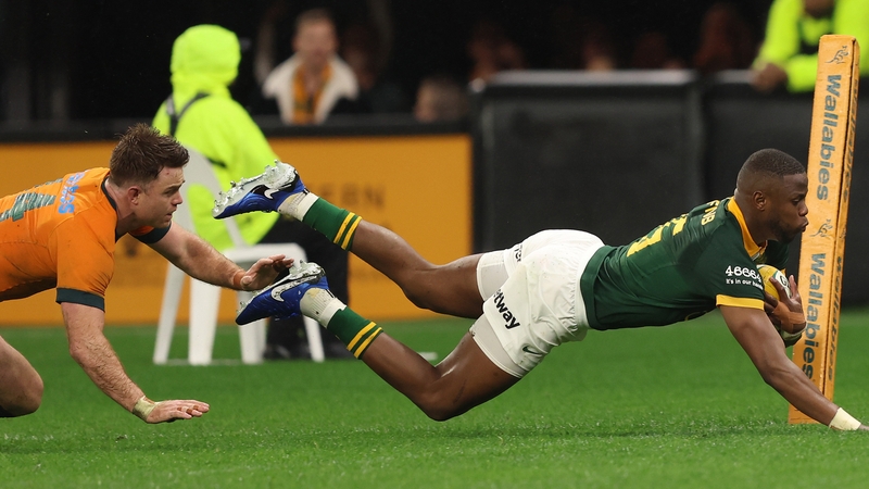 Aphelele Fassi dives over for his try