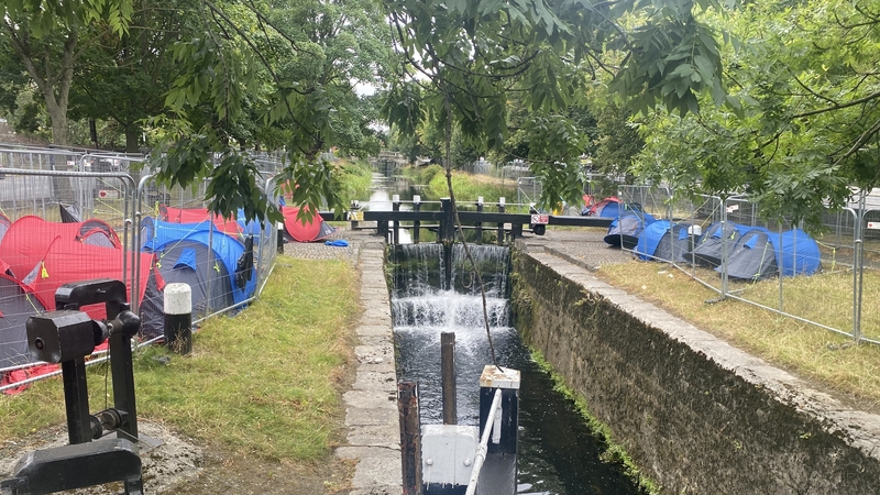 Cuireadh suas tuilleadh puball taobh leis an gCanáil Mhór i mBaile Átha Cliath an deireadh seachtaine seo caite
