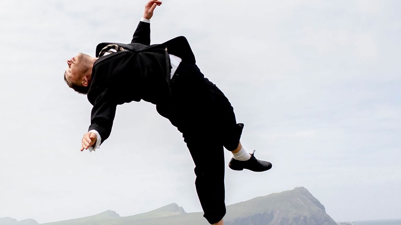 Teaċ Daṁsa - Tríd an bpoll gan bun.
[Pic: Fiona Morgan]