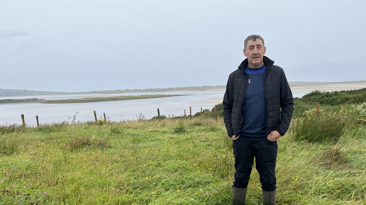 Seanie Ó Baoill, feirmeoir áitiúil agus ball de Chumann Feirmeoirí Cnoc agus Natura na hÉireann.