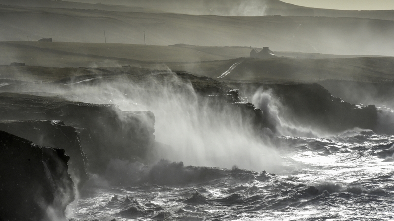 Gaoth mhór geallta in áiteanna san iarthar tráthnóna amárach