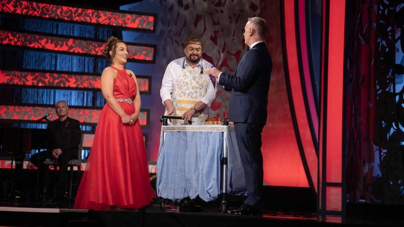Dáithí gets his tea leaves read by London Rose Glenna Mannion / Image: Domnick Walsh Photography