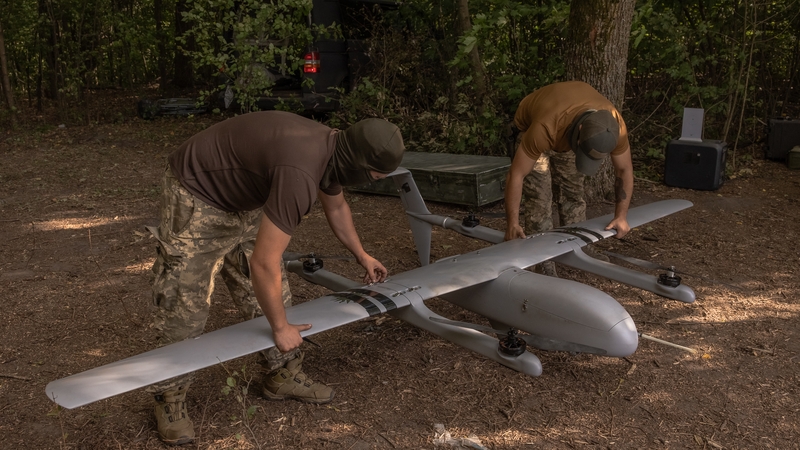 Drón taiscéalaíochta á threalmhú ag saighdiúirí in oirthuaisceart na hÚcráine, 11 Lúnasa 2024