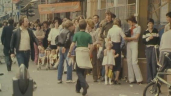 Queuing for expensive school books, 1979