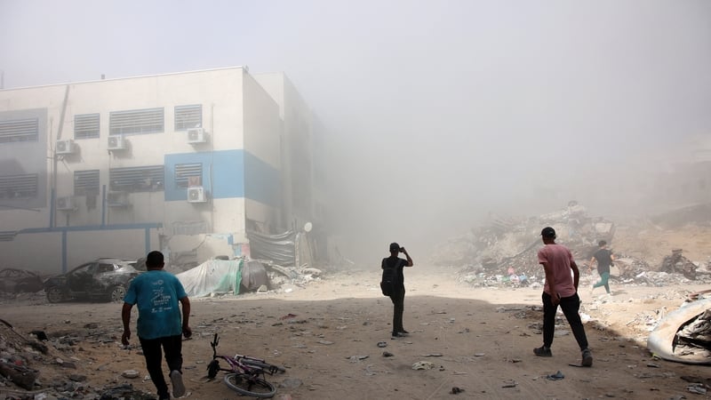 Deatach ag éirí as foirgneamh a bhuamáil na hIosraelaigh i gCathair Gaza, 21 Lúnasa 2024