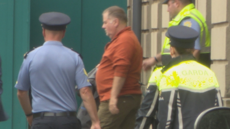 Martin McCauley taobh amuigh den Ard-Chúirt inniu