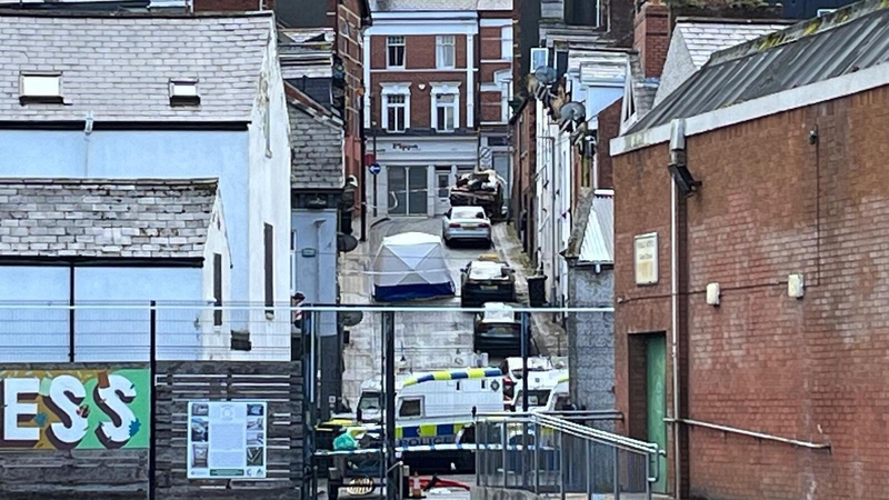 Fuarthas corp Montserrat Martorell in árasán ar Shráid Harvey i gcathair Dhoire