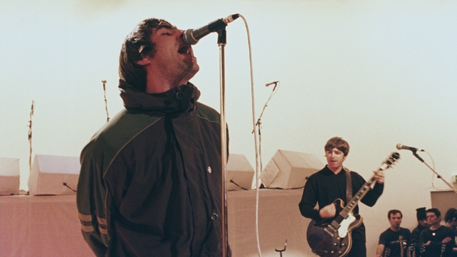 Liam Gallagher and Noel Gallagher performing on Channel 4's live music TV show The White Room, 1996. Photo by Des Willie/Redferns/Getty Images.