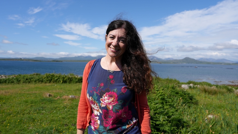 Síle Nic Chonaonaigh ar a camchuairt fud fad na tíre