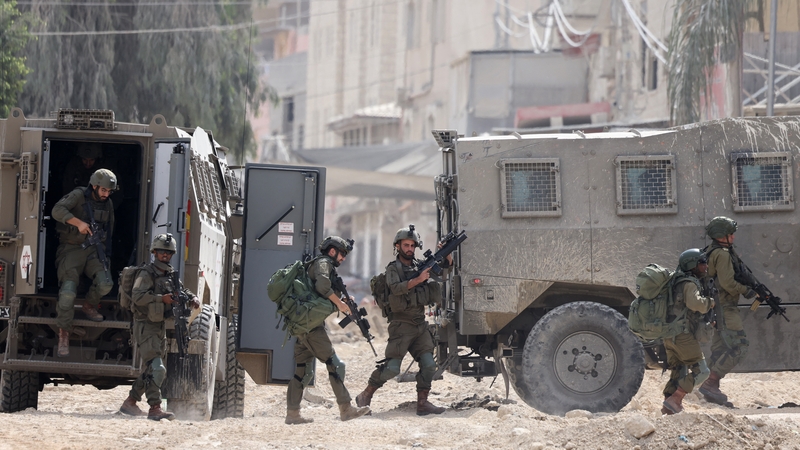 Saighdiúirí Iosraelacha i gcampa teifeach Nur Shams sa Bhruach Thiar, 28 Lúnasa 2024