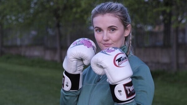 Amy Wall. Buaiteoir bonn ór cic-dornáilaíochta Eorpach. D'fhéadfá rud nó dhó a fhoghlaim uaithi.