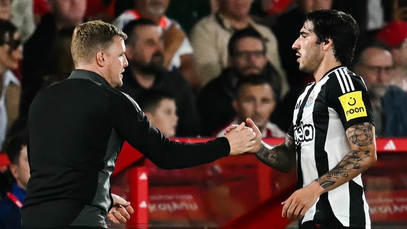 Eddie Howe (L) congratulates Sandro Tonali after he was substituted