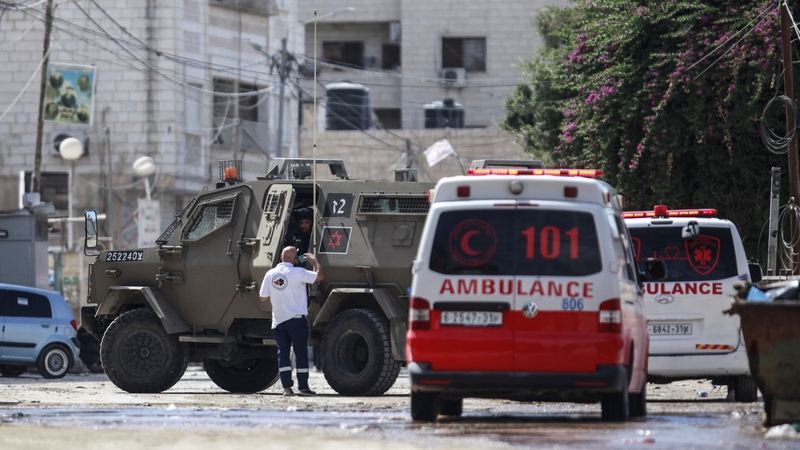 Feithicil armúrtha le hArm Iosrael ag dul sa bhealach ar otharcharranna i gcathair Jenin, 28 Lúnasa 2024