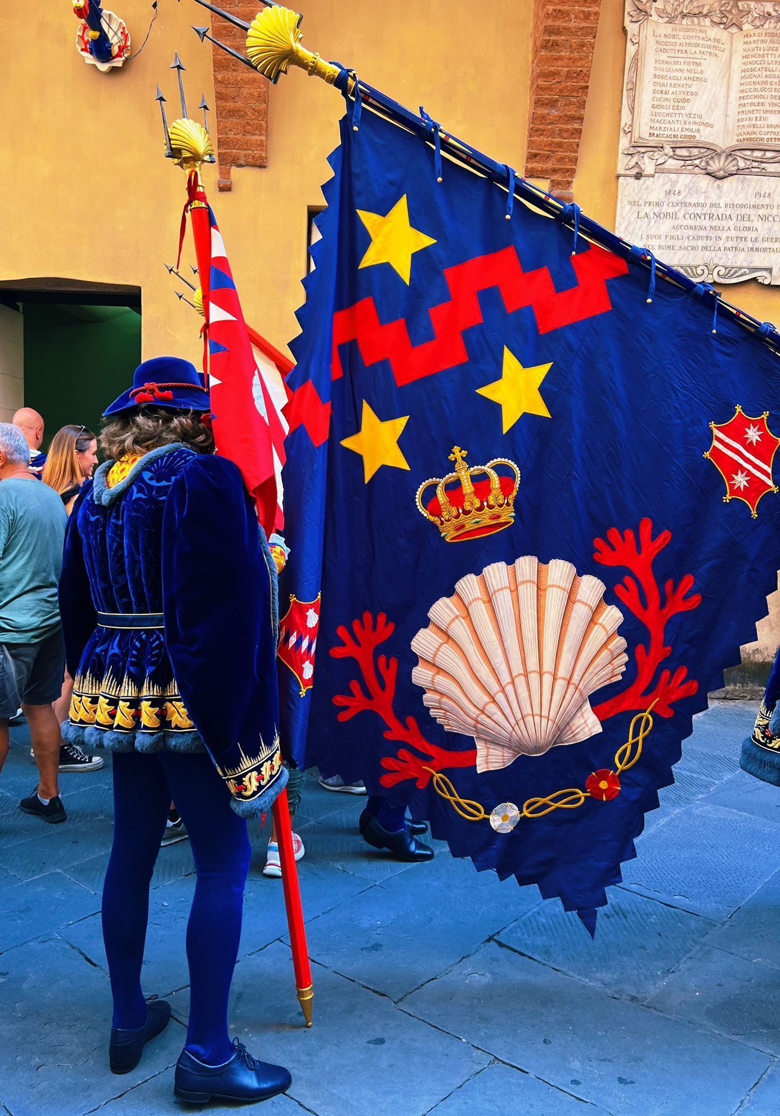 Nicchio contrada members in costume (Picture: Bolinho)