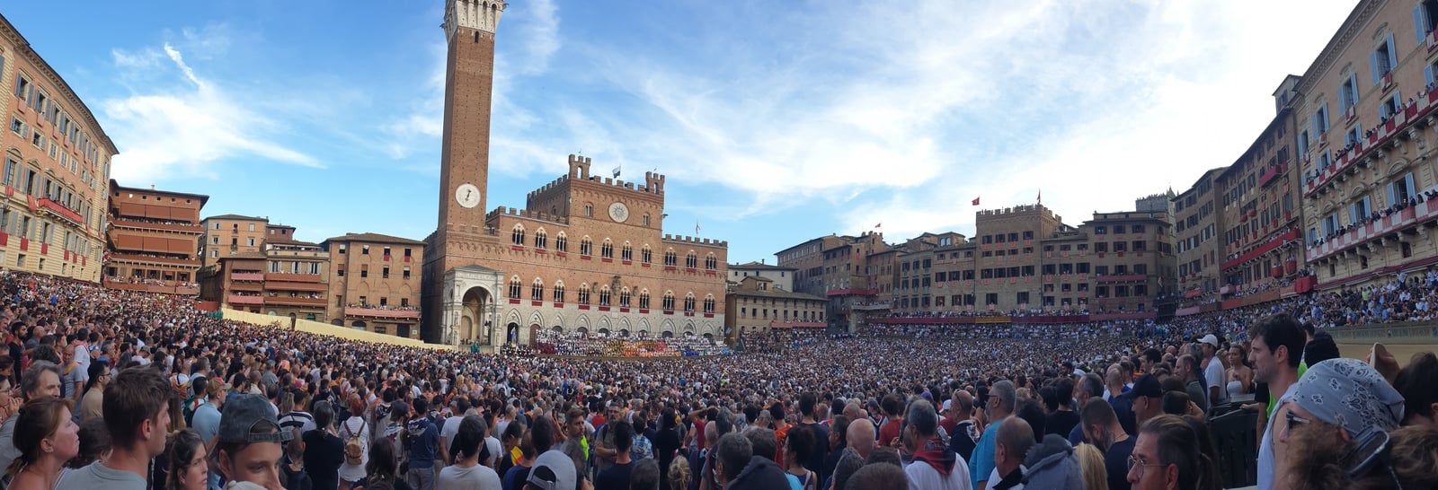 The Piazza del Campo full, just before the race