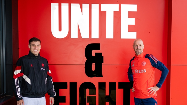 Manuel Ugarte (L) poses with Manchester United manager Erik ten Hag
