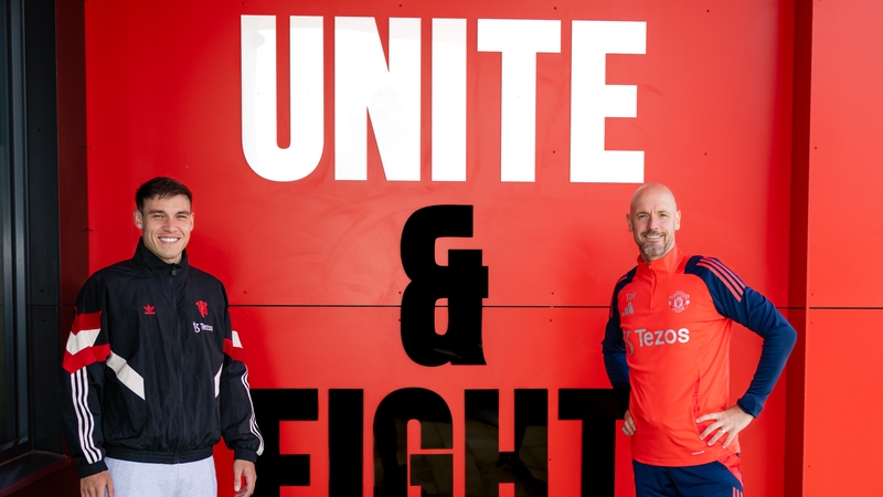 Manuel Ugarte (L) poses with Manchester United manager Erik ten Hag