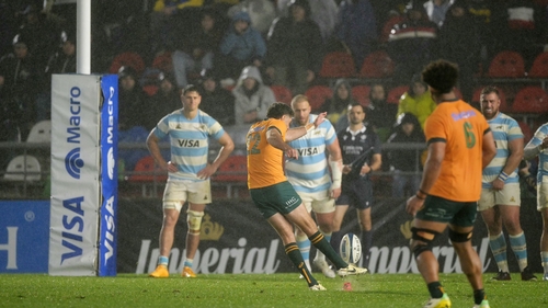Ben Donaldson (C)) takes a penalty kick amid difficult conditions in La Plata