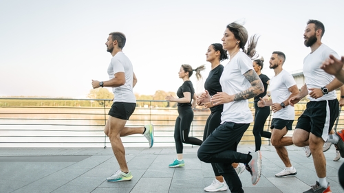 Is it an investment in a running club worth making for those training for a marathon? Research says it it. Photo: Getty Images