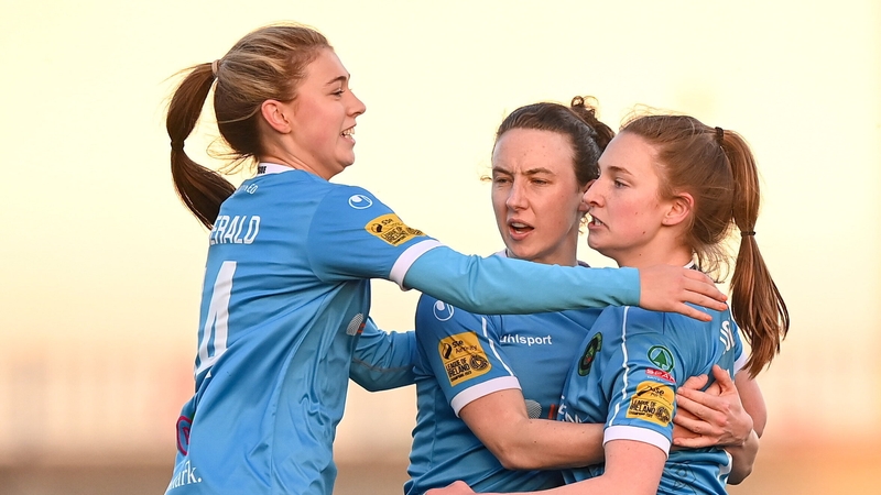 (L to R): Peamount's Jess Fitzgerald, Karren Duggan and Ellen Dolan
