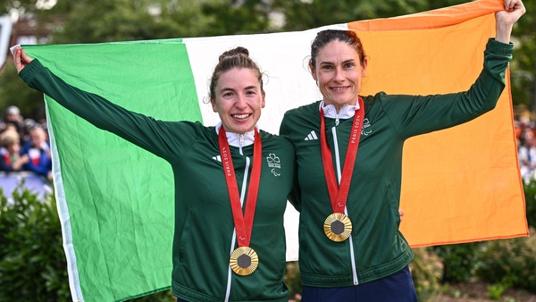 Katie-George Dunlevy (R) and pilot Linda Kelly with their gold medals