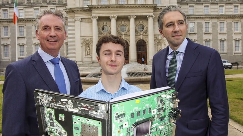 Seán O'Sullivan, winner of the 2024 BT Young Scientist exhibition, with Shay Walsh, Managing Director of BT Ireland and Taoiseach Simon Harris