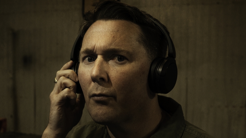 Shane Casey: bua an ghrinn ach téamaí chasta á chíoradh.