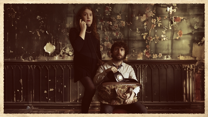 Allie O'Rourke agus Cian Jordan sa léiriú suitáilte A Good Room.