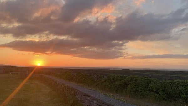Dul fé na gréine thar Inis Meáin íseal.