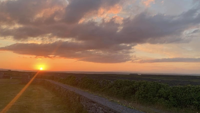 Dul fé na gréine thar Inis Meáin íseal.