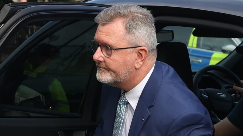 Jeffrey Donaldson ag dul isteach sa chúirt san Iúr i gCo an Dúin inniu