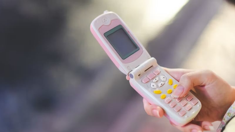 Dumb phones aren't the answer to adults' fears over kids' social media use. Photo: Dodotone/Shutterstock