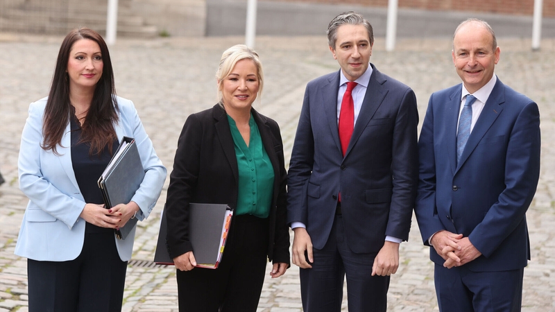 Emma Little-Pengelly, Michelle O'Neill, Simon Harris agus Micheál Martin ag Caisleán Bhaile Átha Cliath inniu (Pic: RollingNews.ie)