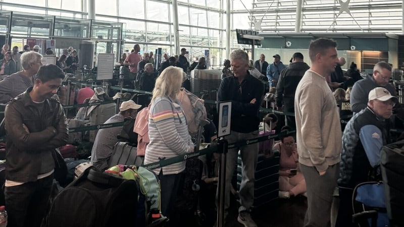 People waiting in line for check-in desks at Dublin Airport this morning (Photo: Eva Murphy Ryan)