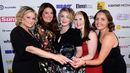 Anna Davitt, Foras na Gaeilge, le foireann Lorg Media, Loretta Ní Ghabháin, Mairéad Duffy, Mairéad Ní Ghráinne, and Éabha McGreal.
