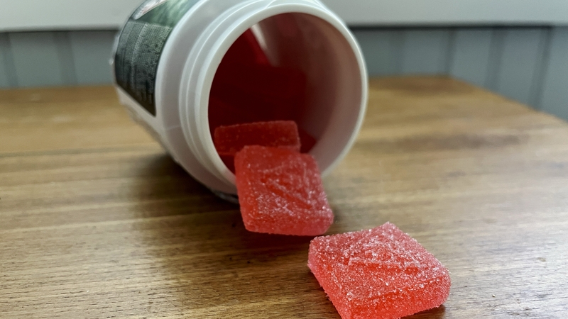 Heicseahidreacannaibionól (HHC) le fáil i milseáin sa tír seo